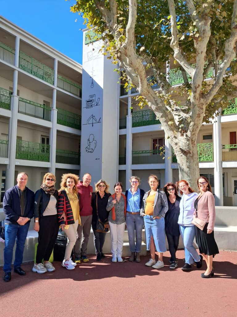 Tous les enseignants réunis dans la cour du lycée avec l'assistante de direction. 
Prochain rendez-vous au Portugal du 09 au 13 décembre 2024 avec tous nos élèves participants