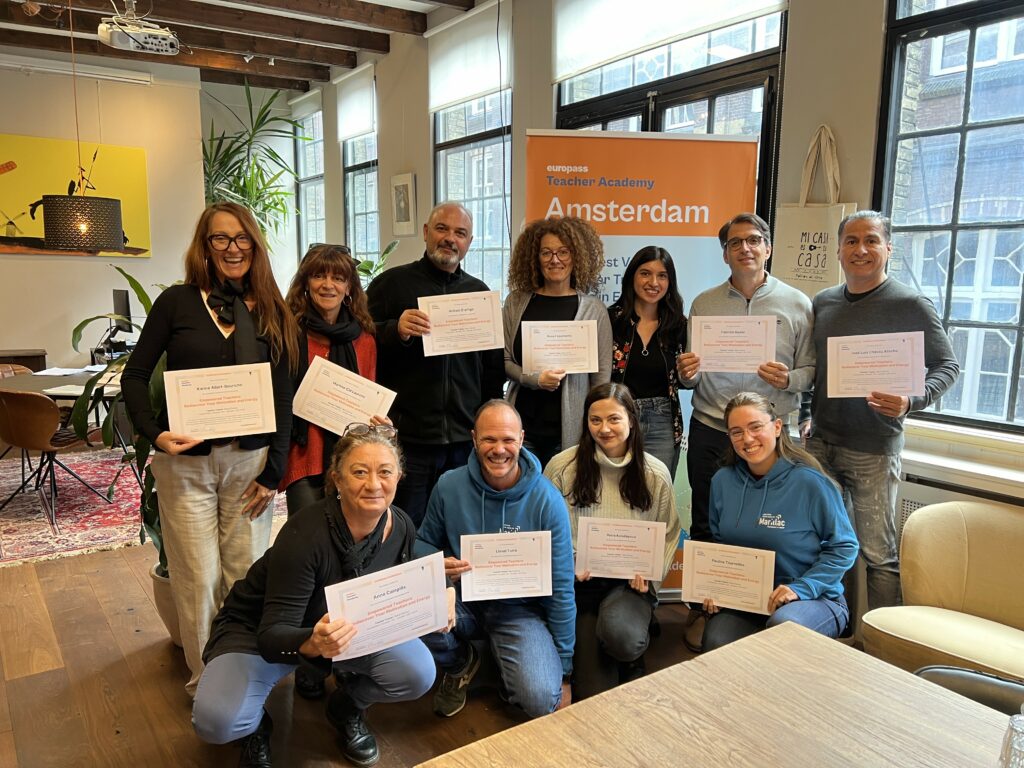 Fin de session : formatrice avec tous les participants français, italiens, slovaque, allermand