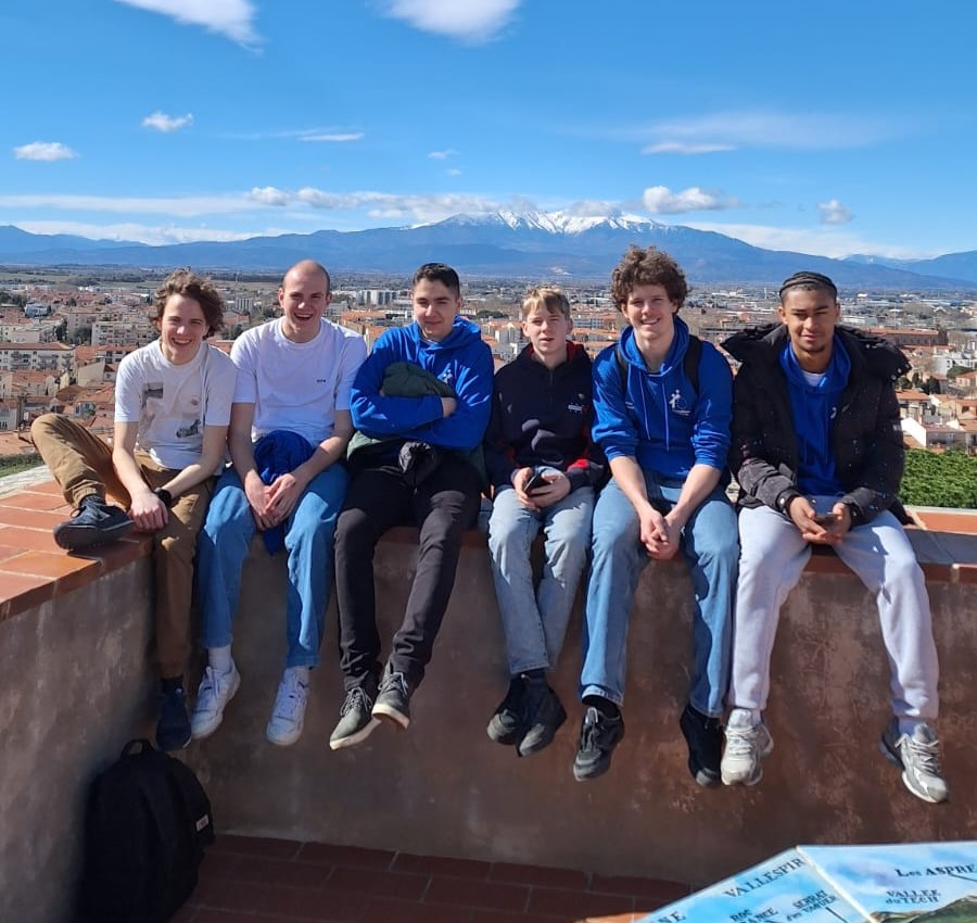 Groupes des 6 stagiaires belges accueillis dans des entreprises locales en mars 2024. Visite du Palais des Rois de Majorques. De gauche à droite : Louis, Jasper, Ives, Poliet, Lander, Yassin.