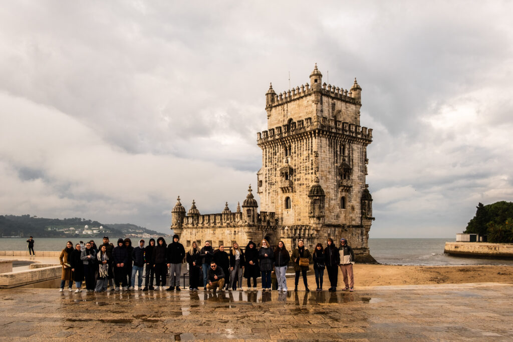 Torre de Belem a orillas del Tajo en Lisboa - el grupo de estudiantes, profesores y profesionales franceses