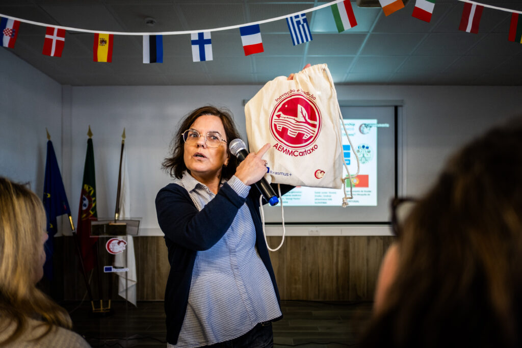 Portugal, decembre 2024, voyage erasmus entre 4 lycees français, slovene, bulgare et portugais a Cartaxo dans la province de Santarem a l'occasion d'echanges culturels europeens. Professeur portugaise, Carla, accueillant les jeunes européens dans son établissement et leur présentant le nouveau logo de son lycée, créé par un élève à l'occasion du projet.