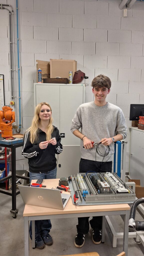 Practical workshop for our female electrician student
Working with a Belgian pair